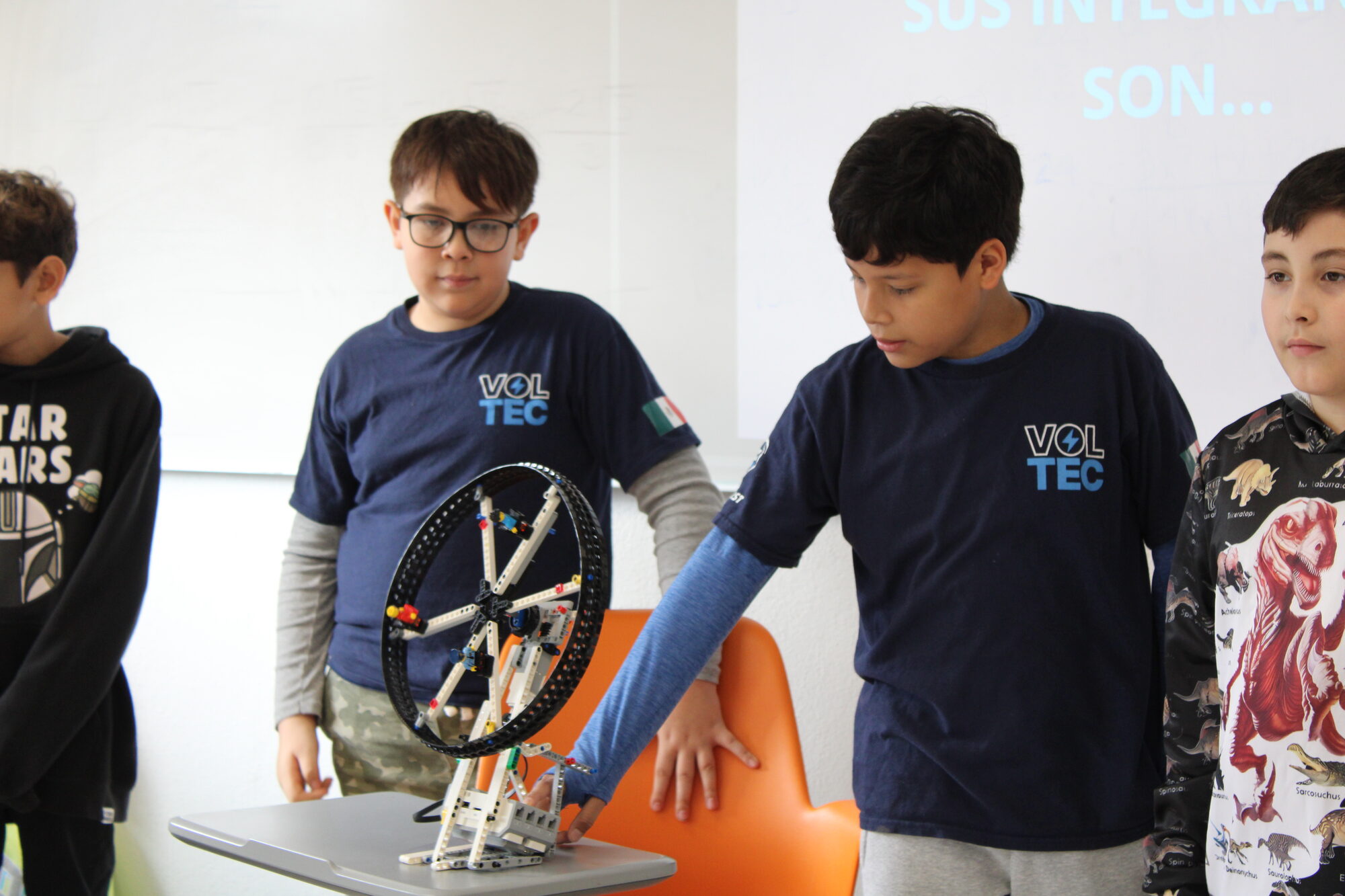 Alumnos presentando un mecanismo LEGO en FIRST LEGO League Challenge