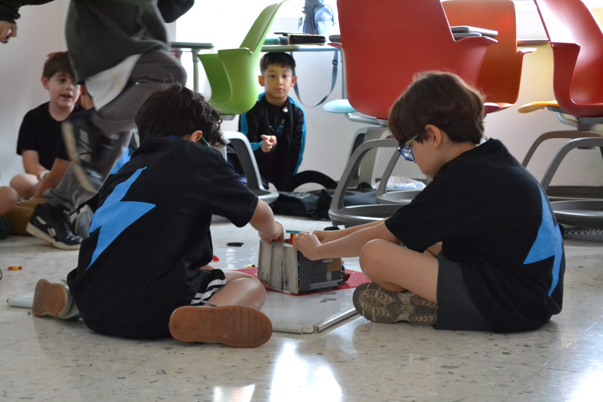 Niños construyendo un modelo con LEGO en Voltec Institute