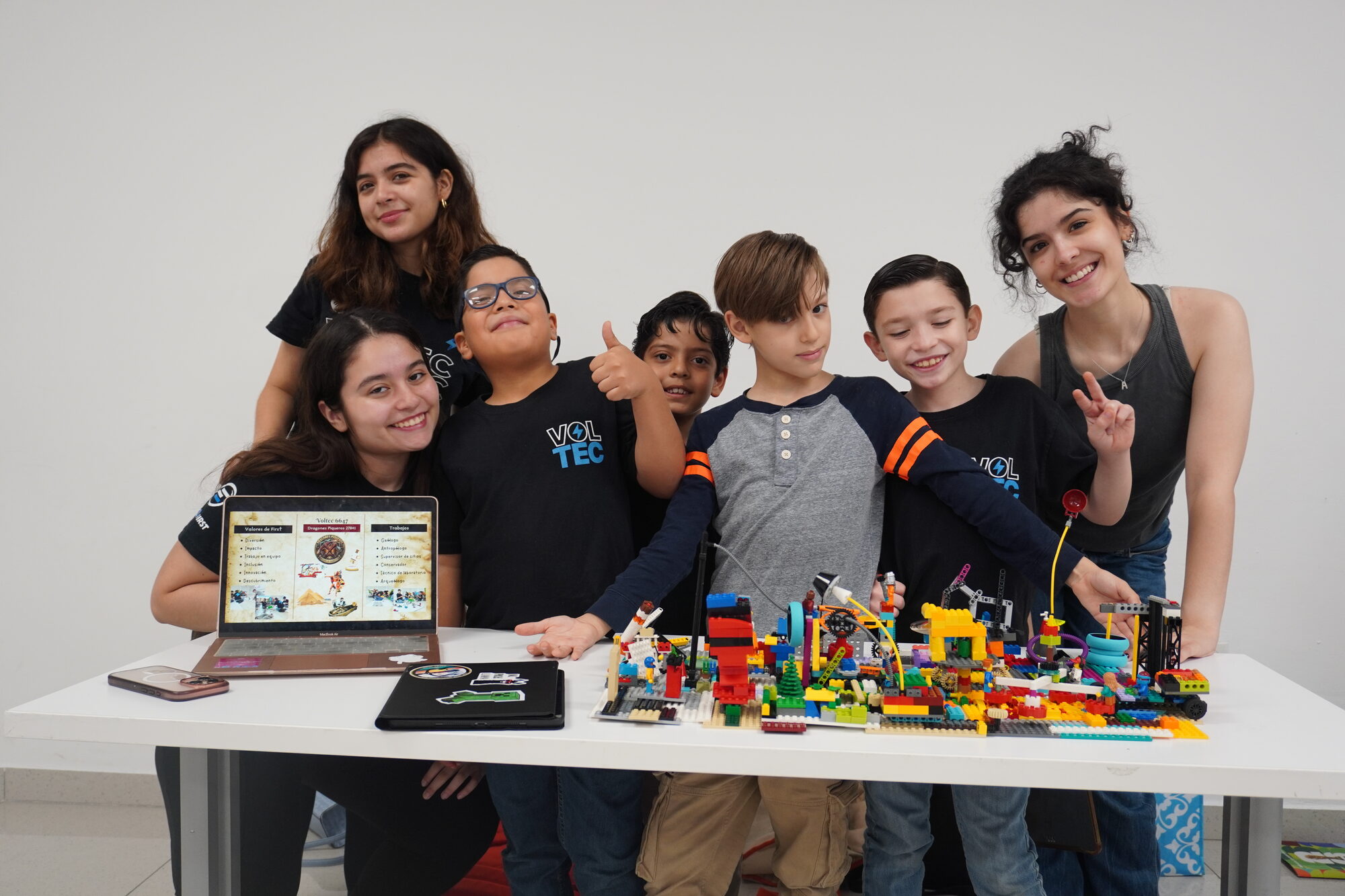 Alumnos y mentoras de Voltec Institute con sus construcciones LEGO