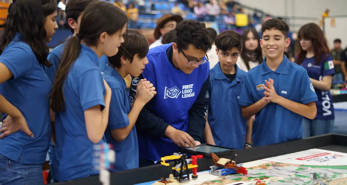 Alumnos de Voltec en competencia FIRST LEGO League