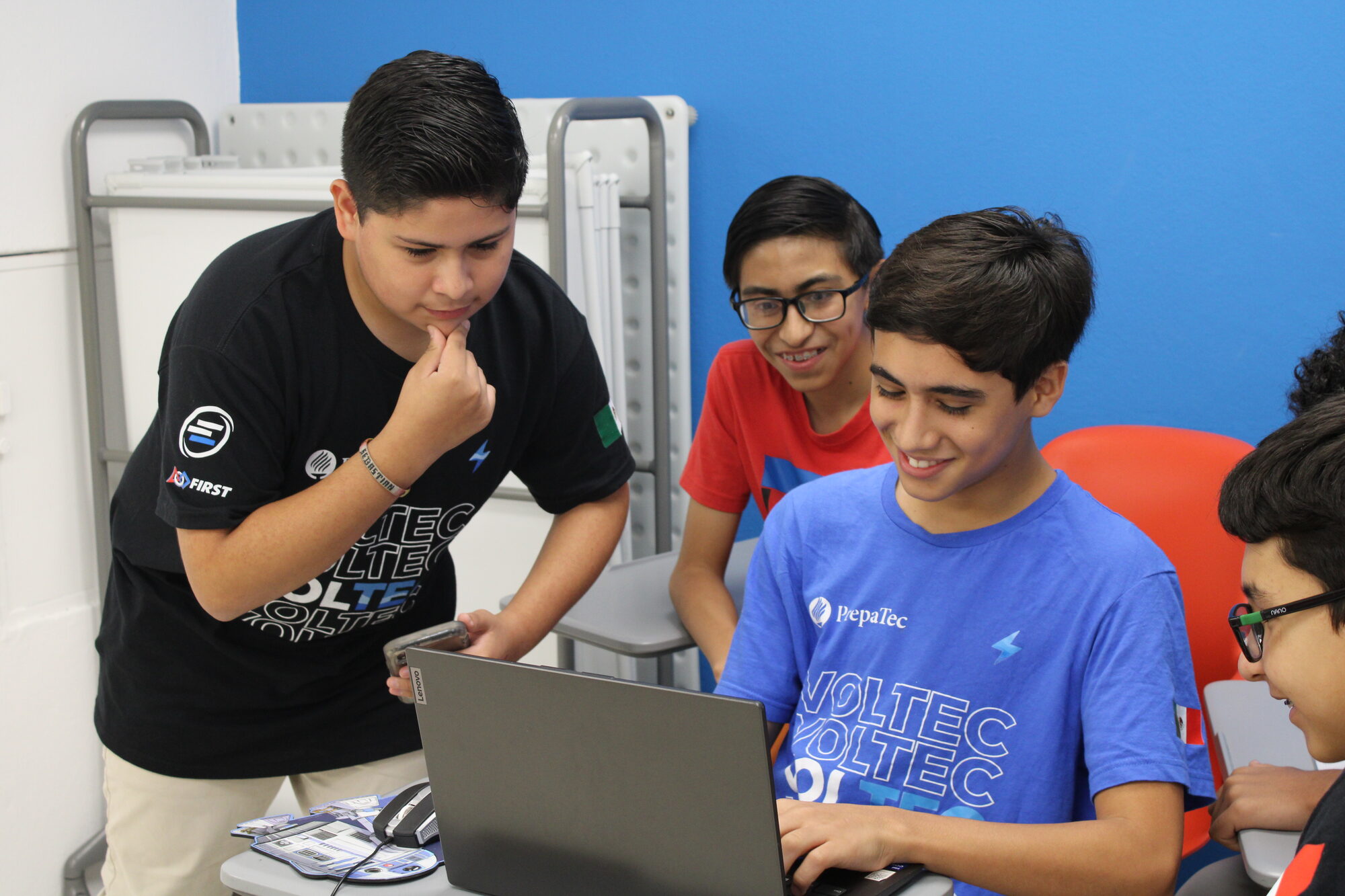 Alumnos programando en equipo para FIRST Tech Challenge