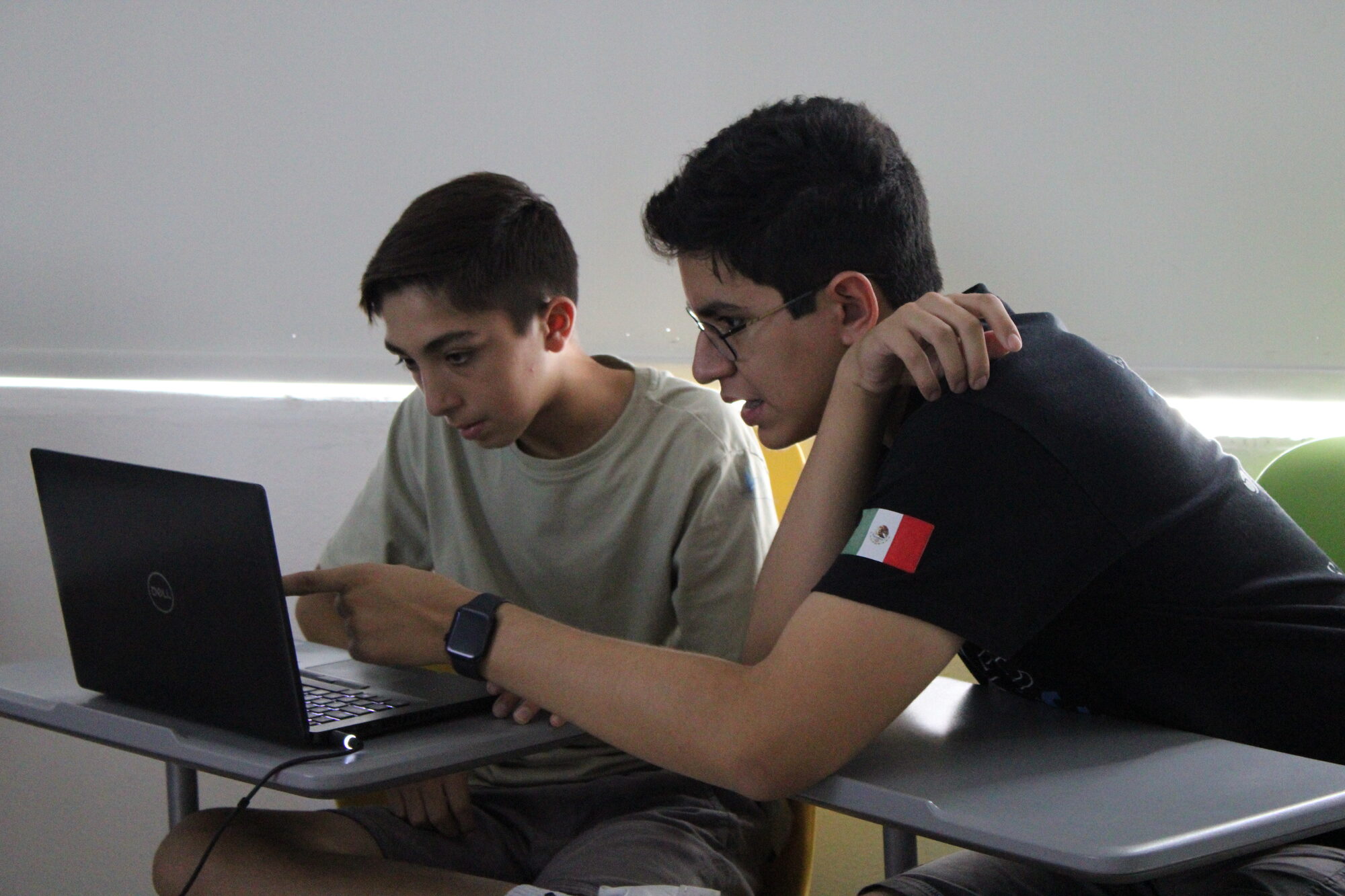 Estudiantes revisando código en una laptop